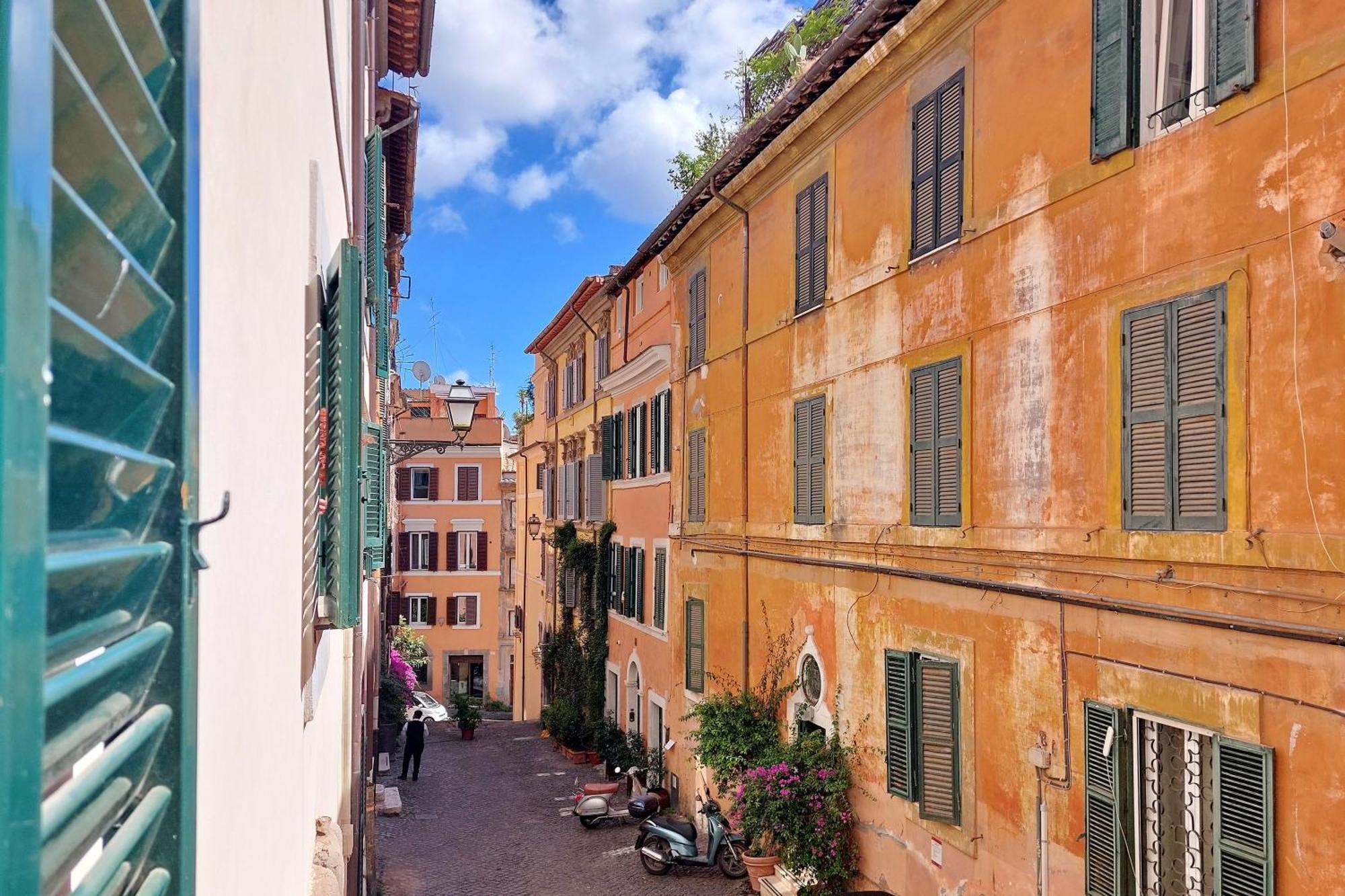 Two Steps From Colosseum, In The Imperial Forums * Rom